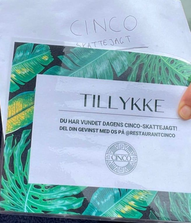 Seddel fra skattejagten: "Tillykke – du har vundet dagens Cinco-skattejagt! Del din gevinst med os på @restaurantcinco"