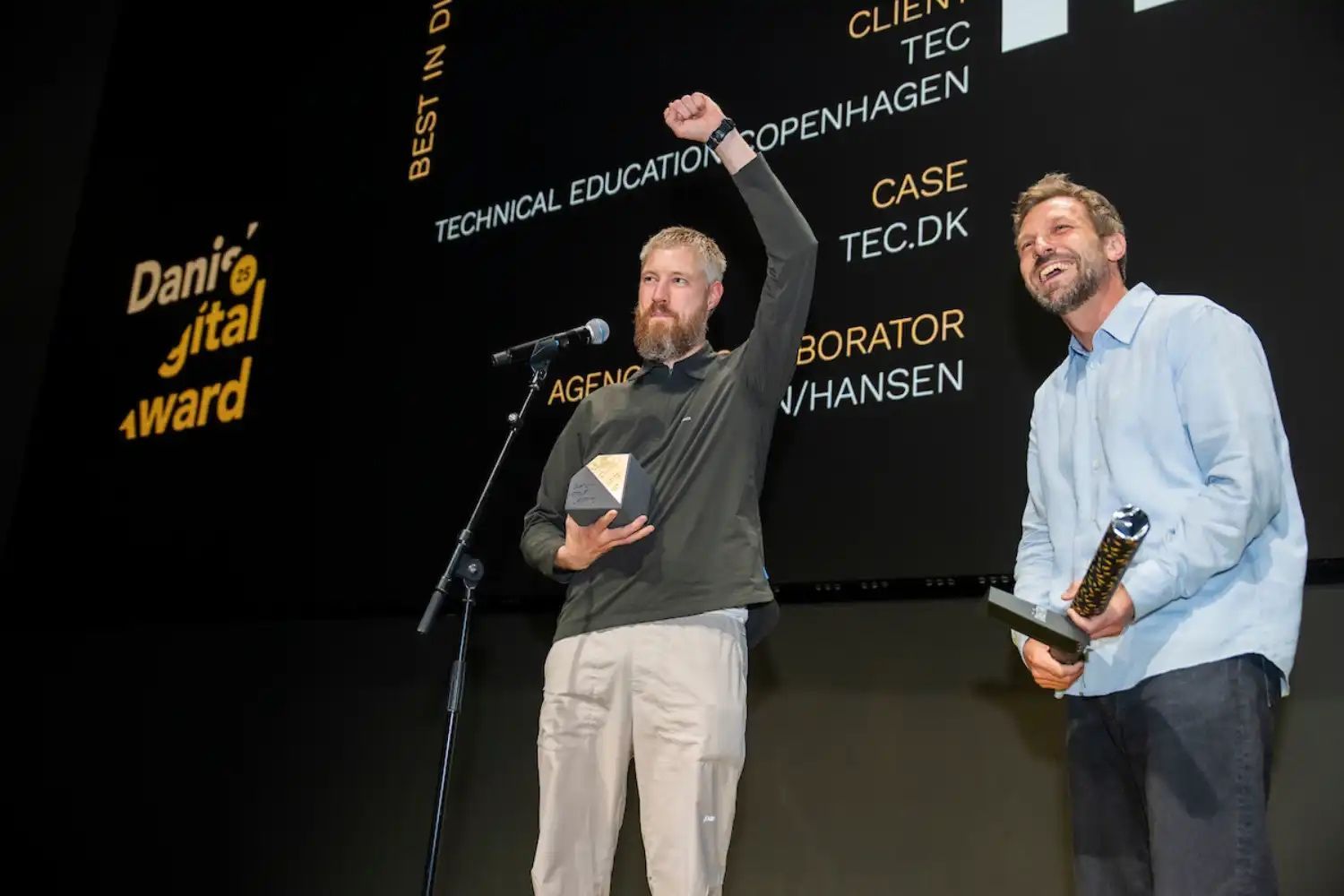 Lars Østergaard på scenen med prisen og hånden i vejret ved Danish Digital Awards 2025, hvor TEC.dk vandt guld