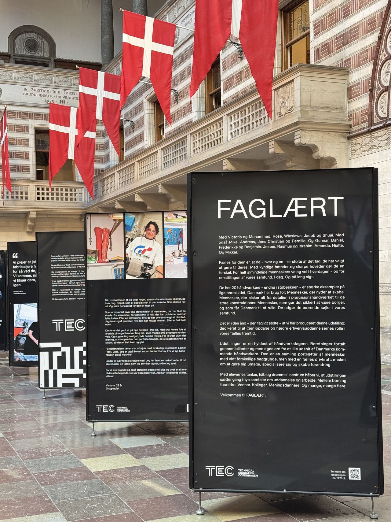 Introplanchen til udstillingen FAGLÆRT med navnene på de medvirkende, opstillet under en række Dannebrogsflag