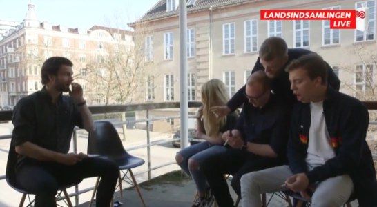 Optagelse på terrassen i 2018 med Landsindsamlingen LIVE-logoet – en vært og fire gæster omkring en telefon