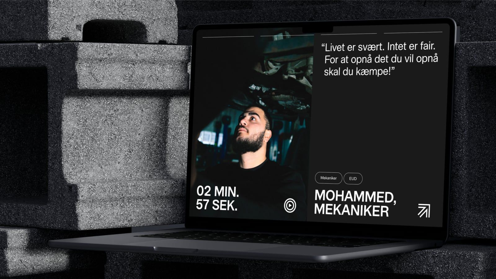 TEC.dk på en bærbar computer – et videoportræt af Mohammed, mekaniker, med citatet "Livet er svært. Intet er fair. For at opnå det du vil opnå skal du kæmpe!"