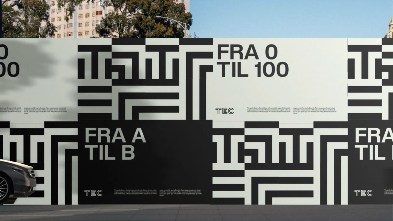 Visualisering af TECs supergrafik på et plankeværk med budskaberne "Fra 0 til 100" og "Fra A til B"